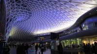 Meskipun dari depan tampak antik, bagian dalam stasiun sangat modern. Dekorasi geometris menghias langit-langit di lobi utama (Fitraya/detikTravel)