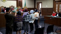 Tiga pembantu rumah tangga yang bekerja untuk Ivan Haz dan seorang aktivis dari LBH APIK disumpah sebelum memberikan kesaksian di Pengadilan Negeri Jakarta Pusat, Rabu (15/6/2016).
