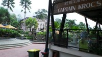 Untuk anak-anak yang tidak berpuasa, tersedia pula Restoran Captain Croc di dalam komplek Safari Water World. Fasilitas ruang ganti baju dan tempat bilas juga ada, di lantai bawah restoran ini berada (Wahyu/detikTravel)