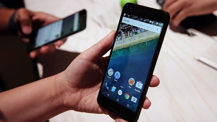 SAN FRANCISCO, CA - SEPTEMBER 29:  An attendee inspects the new Nexus 5X phone during a Google media event on September 29, 2015 in San Francisco, California. Google unveiled its 2015 smartphone lineup, the Nexus 5x and Nexus 6P, the new Chromecast and new Android 6.0 Marshmallow software features.  (Photo by Justin Sullivan/Getty Images)