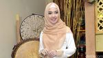 Cantik dengan Hijab yang Simple ala Inggrid Kansil