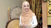 Warna netral seperti krem pada hijab dan putih pada busana menjadi pilihannya. Pool/Noel/detikFoto.