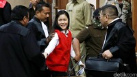 Setelah berkonsultasi dengan tim kuasa hukum, Jessica meminta waktu 30 menit sebelum membacakan eksepsi. Ekseksi dibacakan mulai pukul 11.00 WIB.