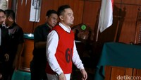 Saat memasuki ruang sidang pun dirinya masih tersenyum lebar. Pool/Palevi S/detikFoto.