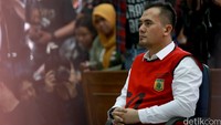 Mantan suami Dewi Persik itu divonis tiga tahun penjara akibat pelecehan terhadap anak di bawah umur, lebih ringan dari tuntutan JPU yaitu tujuh tahun penjara. Pool/Palevi S/detikFoto.