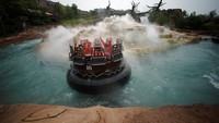 Para pengunjung dapat menikmati keseruan wahana yang di tawarkan Disneyland Shanghai. Aly Song/Reuters/detikFoto