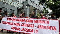 Massa berkumpul di depan pagar pengadilan di Jalan Bungur, Jakarta Pusat, Rabu (15/6/2016) sekitar pukul 10.30 WIB.