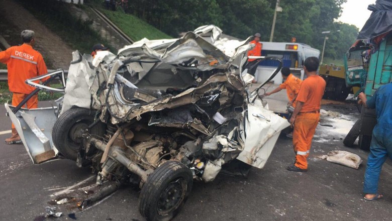Sebuah Truk Fuso jenis tronton melindas Toyota Avanza di Bandung. Penyebab kecelakaan itu diduga rem blong truk.Foto: Dok. Polres Cimahi Sebuah Truk Fuso jenis tronton melindas Toyota Avanza di Bandung. Penyebab kecelakaan itu diduga rem blong truk.Foto: Dok. Polres Cimahi