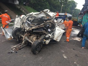 Truk Tronton Lindas Avanza di Cipularang karena Rem Blong