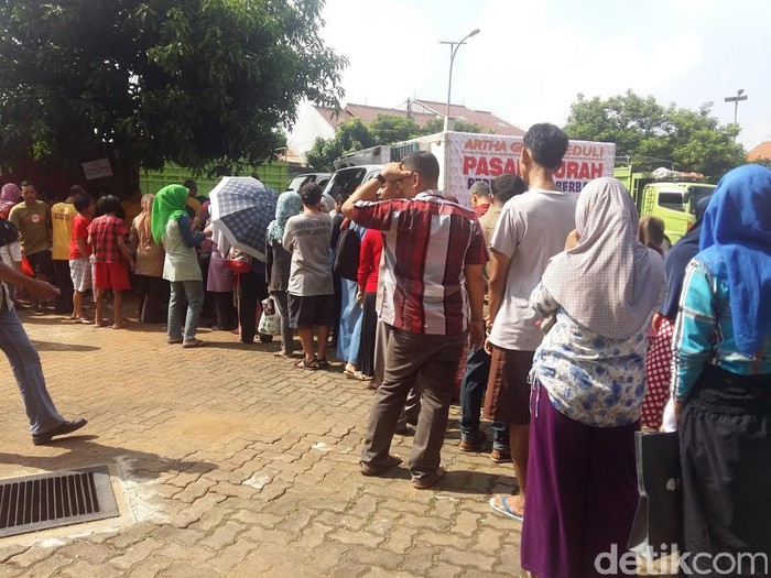 Demi Daging Sapi Rp 75.000/Kg, Ibu-ibu Ini Rela Antre Panas-panasan
