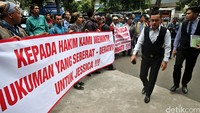 Mereka membentangkan spanduk berwarna putih bertuliskan Kepada hakim kami meminta hukuman seberat-beratnya untuk Jessica.