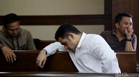 Nazaruddin tampak memegang tasbih di ruang sidang.
