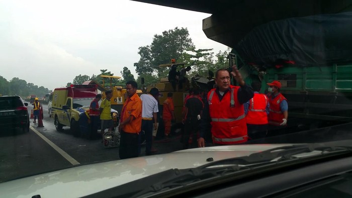 Truk Tronton Lindas Avanza di Cipularang, Lalin ke Bandung Macet 2 Km
