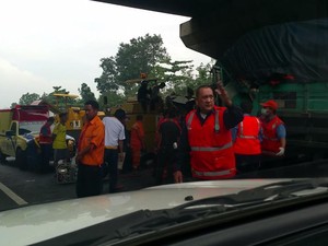 Truk Tronton Lindas Avanza di Cipularang, Lalin ke Bandung Macet 2 Km