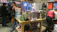 Tumpukan lengkap semua buku Harry Potter. Penggemar Harry Poter bisa puas-puas belanja di sini (Fitraya/detikTravel)