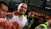 Ipul masih terlihat sumringah saat tiba di Pengadilan Negeri Jakarta Utara. Pool/Palevi S/detikFoto.
