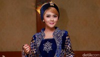 Pelantun Di-reject itu tampil dibalut gamis bernuansa biru. Pool/Gus Mun/detikFoto.