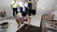 Ketua DPR Ade Komarudin meninjau toilet Stasiun Gambir yang sedang direnovasi.