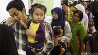 Warga mengantre untuk membeli sembako murah.