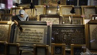 Barang seni ini dijual Rp 10.000 hingga Rp 5.000.000 tergantung dari besar kecil ukuran pajangan.