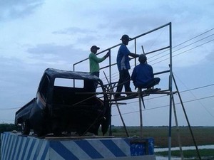 Polres Indramayu Poles Monumen Mobil Penyok Jelang Arus Mudik Lebaran