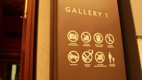 Oh iya, traveler diperbolehkan untuk memotret di dalam galeri. Tapi tidak boleh menggunakan flash. Traveler juga tidak diperbolehkan membawa tongsis (Randy/detikTravel)