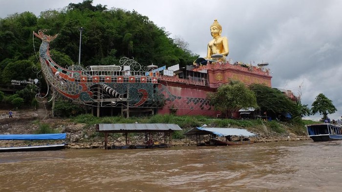 Menyusuri Sungai yang Mengalir di Perbatasan 3 Negara