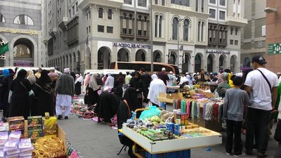 Penampakan Pasar Kaget Tiap Habis Salat di Madinah