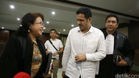 Nazaruddin berjalan meninggalkan ruang sidang sambil berbincang dengan kuasa hukumnya, Elza Syarief.