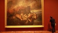 Di antara ribuan lukisan yang ada, tampak pula lukisan karya pelukis kenamaan Raden Saleh. Lukisannya yang berjudul Forest Fire berukuran besar dan merupakan lukisan permanen galeri (Randy/detikTravel)