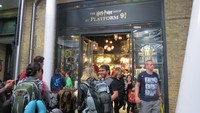 Di samping lokasi foto, ada toko suvenir resmi Harry Potter yang juga bernama The Harry Potter Shop At Platform 9 3/4 (Fitraya/detikTravel)