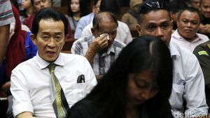Ayah Mirna Hadiri Sidang Perdana Jessica