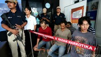 Para tersangka dihadirkan dalam rilis penggerebekan gudang narkoba.