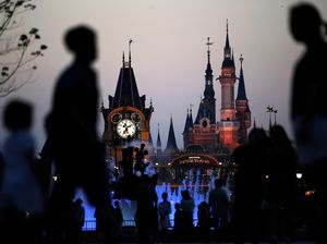 Melihat Kemegahan Disneyland Pertama di China