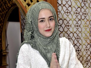 Adelia Pasha Bantu Distribusikan Sumbangan untuk Korban Gempa Tsunami Palu