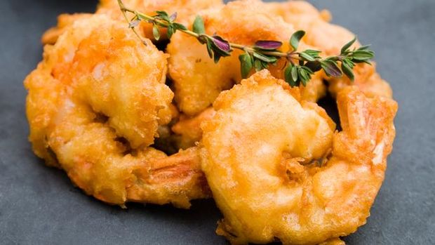 Pakai Nasi Hangat, Siang Ini Enaknya Makan dengan Udang Telur Asin di Sini