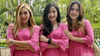 Lia, Chacha dan Dara tampak mengenakan kaftan berwarna pink yang dipadukan dengan celana panjang berwarna hitam/putih. Pool/Noel/detikFoto.