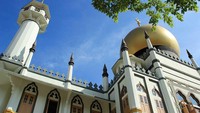 Foto: Bagi masyarakat Muslim di Singapura, Masjid Sultan yang terletak di Kampong Glam menjadi rumah ibadah sekaligus bagian penting dalam komunitas Islam yang terdiri dari campuran suku Melayu, Arab dan India (Randy/detikTravel)