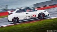 Honda melakukan dua kali percobaan di Sirkuit Silverstone dalam kondisi lintasan basah dan kering.