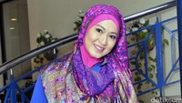 Sedangkan Okie terlihat mengenakan hijab bermotif pink-ungu dengan blus biru dan rok batik. Pool/Noel/detikFoto.