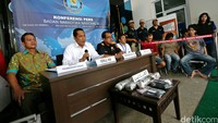 Kepala BNN Komjen Budi Waseso memberikan penjelasan terkait penggerebekan gudang narkoba.