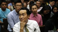 Mengenakan kemeja putih dan dari Dermawan langsung masuk ke dalam ruang persidangan.