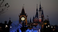 Sejumlah pengunjung meramaikan Disneyland Shanghai, China, Selasa (15/06/2016). Aly Song/Reuters/detikFoto