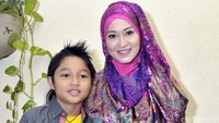 Okie mengajak sang anak, Keisha saat hadir di acara Buka Bersama di kawasan Thamrin, Jakarta Pusat pada Selasa (14/6). Pool/Noel/detikFoto.