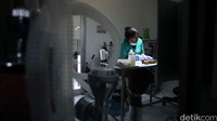 Dokter memeriksa kesehatan kukang di Pusat Rehabilitasi YIARI (Yayasan International Animal Rescue Indonesia) yang terletak di Kaki Gunung Salak, Ciapus, Bogor, Jawa Barat, Rabu (15/06/2016).