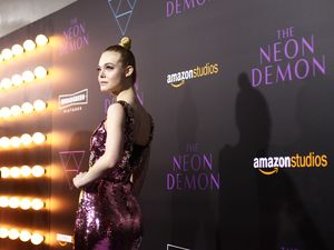 Elle Fanning yang Makin Wow Beranjak Dewasa