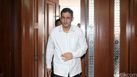 Nazaruddin menghadiri sidang vonis di Pengadilan Tipikor Jakarta, Rabu (15/6/2016). Dia berjalan sambil memegangi perutnya.