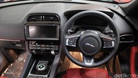 Interior Jaguar F-Pace model standar. Foto: M Luthfi Andika