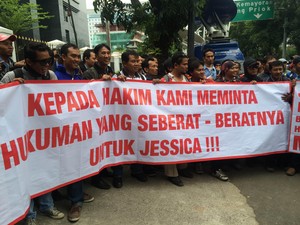 Massa Demo di PN Jakpus, Minta Jessica Dihukum Berat
