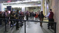 Peron 9 3/4 dipindah ke lobi utama Stasiun Kings Cross. Wisatawan tampak antre mengantre berfoto di sini (Fitraya/detikTravel)